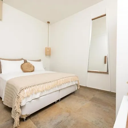 Konstantinou Deluxe *