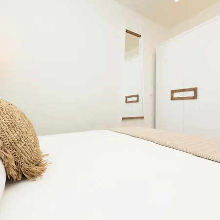 Konstantinou Deluxe Skála Marión