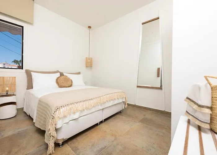 Konstantinou Deluxe *